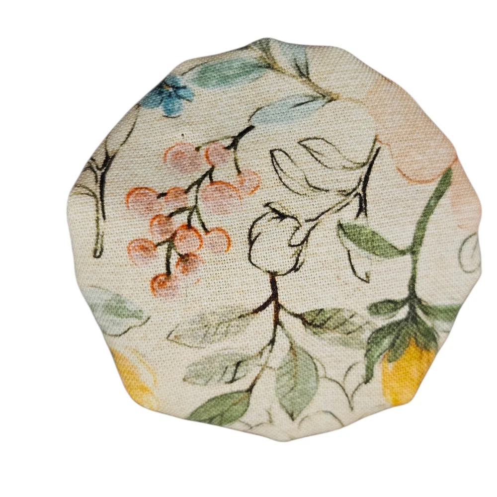 Hand Sewn Fabric Yo Yos  Set of 36 With Red,  Cream With Tea Roses , Botanical - Picture 7 of 13